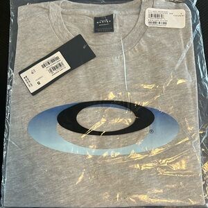 Oakley men’s lightweight t-shirt. Short sleeves. Size S. NWT.